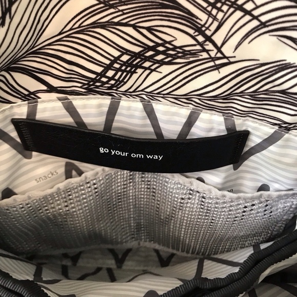 Lululemon Party Om Bag. Sketchy Palms White Black - Picture 8 of 16